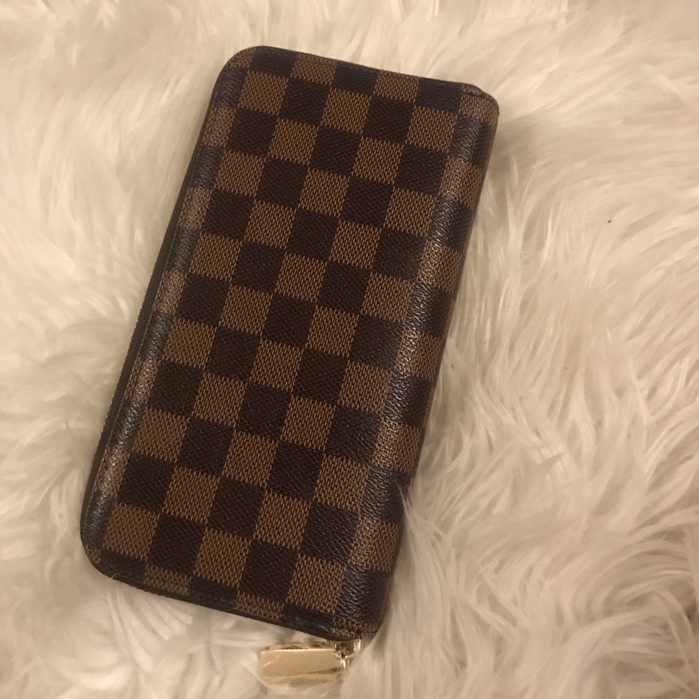 Brown women’s wallet.